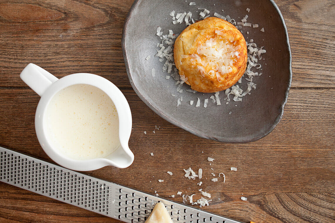 Souffle with cheesy gin sauce